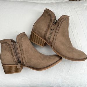 Size 7 short heeled Zip booties